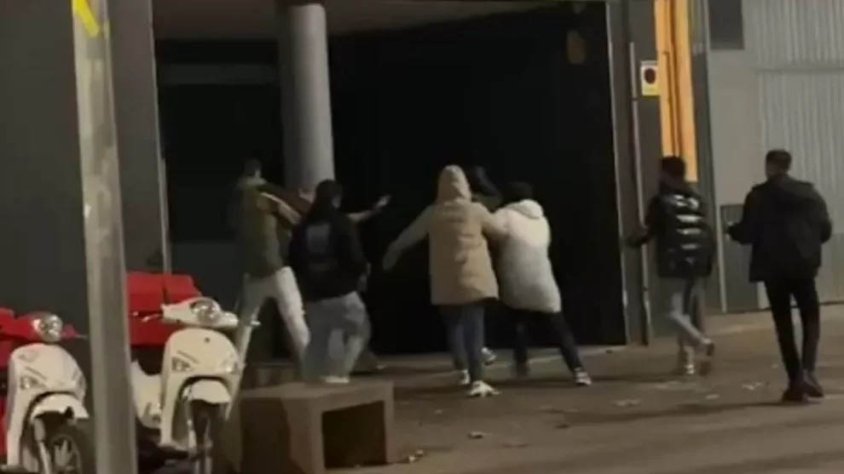 Frame del vídeo de la baralla s’ha fet viral a Tàrrega