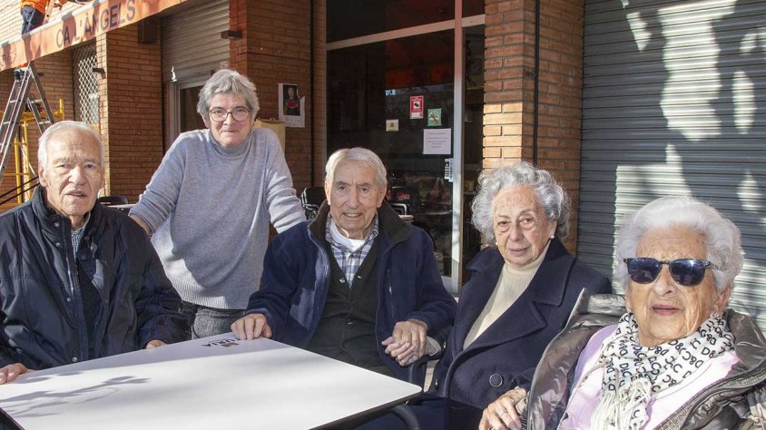 Jaume Serra, Francisco Segarra, Aurora Sala i Rosita Purgimon amb Àngels Pedrós, responsable del bar