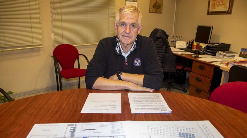 L’alcalde, Josep Maria Mor, amb alguns dels projectes