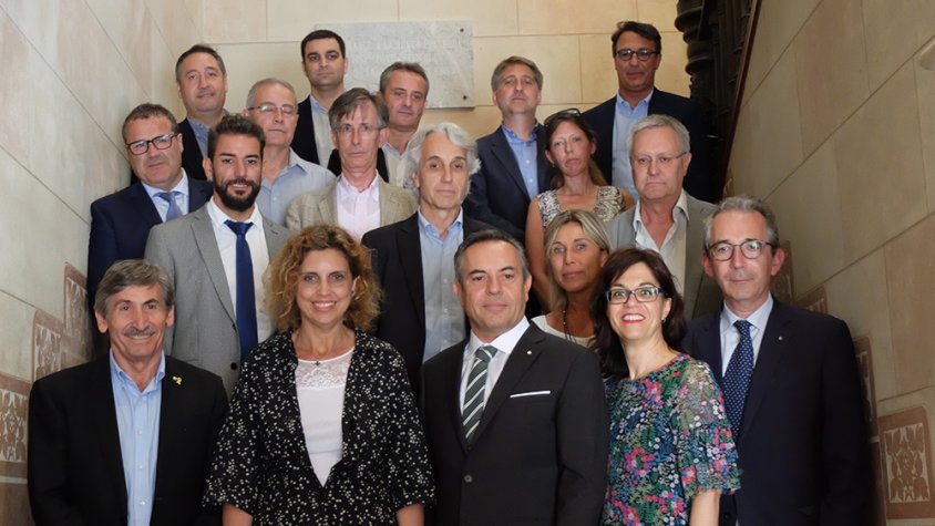 El president de la Cambra de Comerç de Tàrrega amb les autoritats locals i la resta de membres del plenari