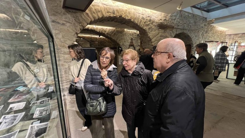 La mostra aplega cartelleria, objectes antics, fotografies i audiovisuals amb testimonis