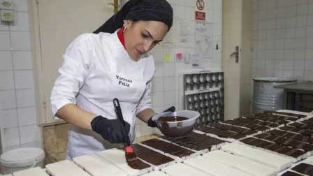 Zoe Valero de Torrons Fèlix preparant torrons a les portes del Nadal