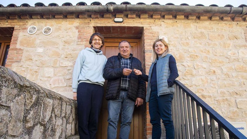 Albert i Vanessa, els nous veïns del poble, amb l’alcalde, Delfí Escoté