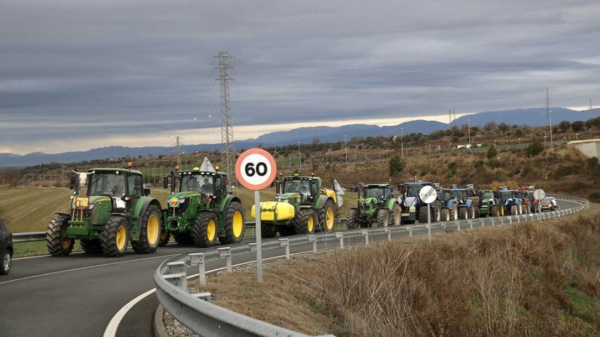 Tractors de l'Urgell i la Segarra poc abans d'entrar a la C-25 a Cervera