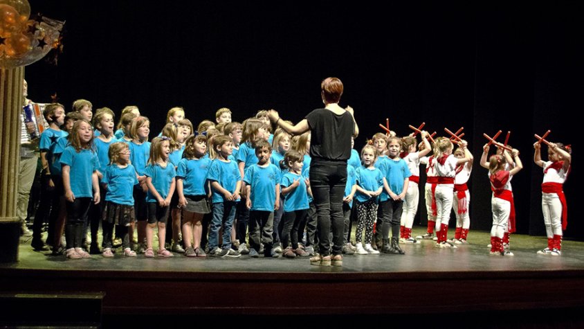 La Coral Infantil Mestre Güell i el Ball de Bastons Infantil de l'Esbart Albada