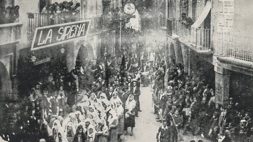 Imatge del carrer Cervera el 16 de novembre de 1930. La ciutat acompanya el Mestre Güell camí del cementiri