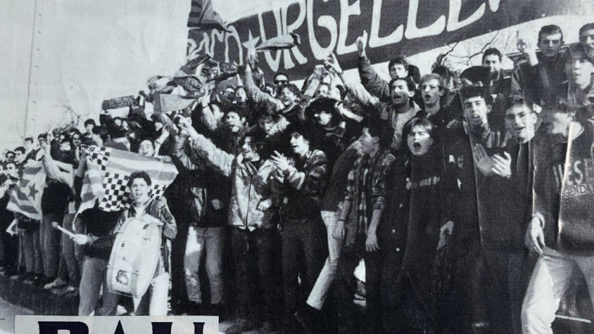 A mitjans dels 90, el racó de prop del marcador de La Plana s'omplia cada diumenge de partit amb un centenar d'aficionats equipats amb banderes i moltes ganes d'animar
