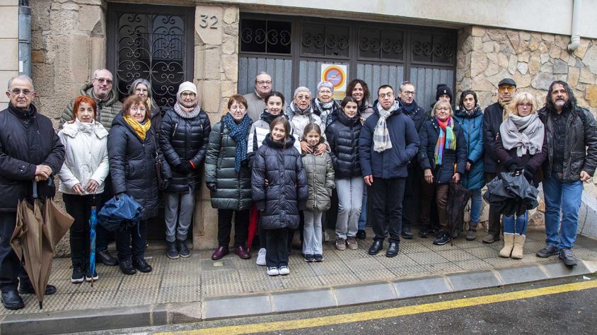 La família de l’homenatjat, amb les autoritats i la Stolpersteine davant de casa seua a Bellpuig