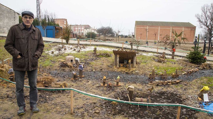 Nando Farré al costat del pessebre del parc del Reguer, que munta amb material reciclat des de fa quatre anys
