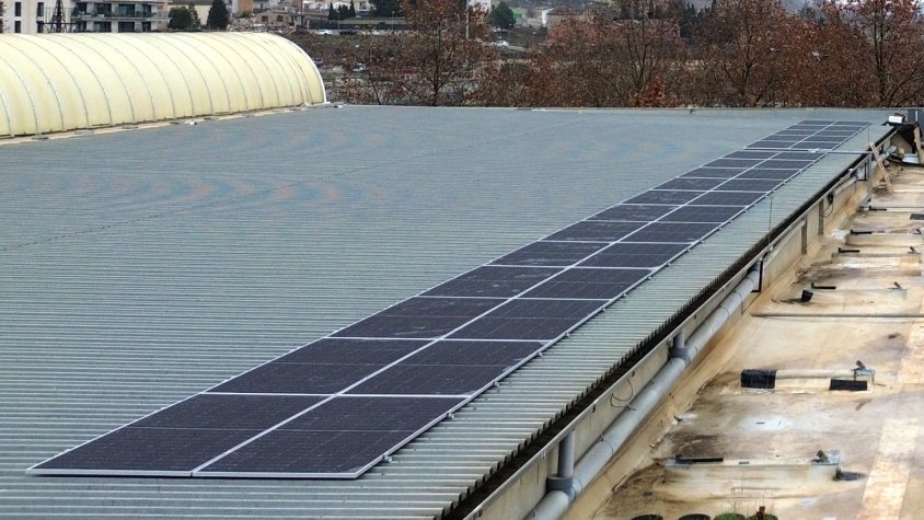 Les primeres plaques ja instal·lades a la coberta del pavelló, a les quals se sumaran aviat 180 més