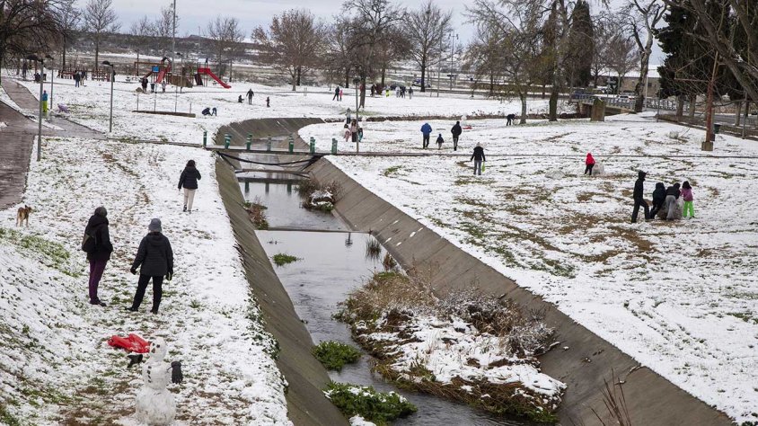 Nombroses persones gaudint de la neu a la llera del Reguer a Tàrrega