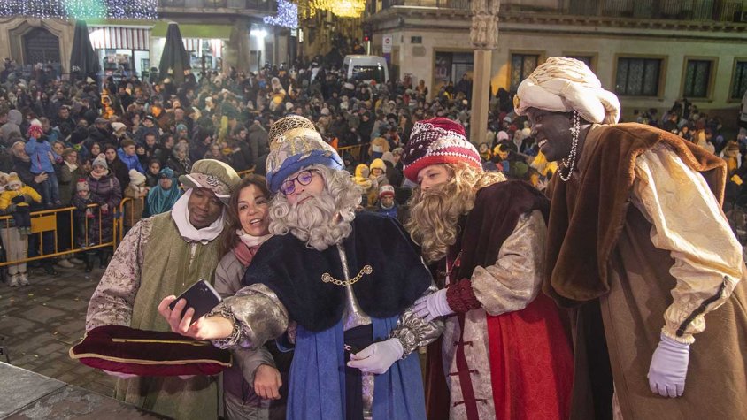 Els Reis i el patge Kassam s'han fet un selfie amb l'alcaldessa a la plaça Major
