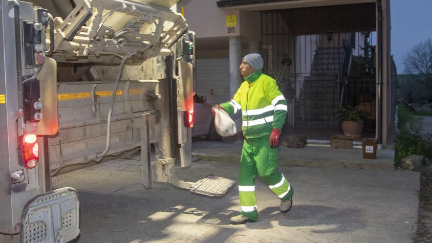 Imatge d’arxiu d’un vehicle de recollida selectiva d’Urgell Net durant el servei de recollida de brossa