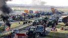 Una cinquantena de tractors tallen l'A-2 a Fondarella per protestar contra l'acord de la UE amb Mercosur