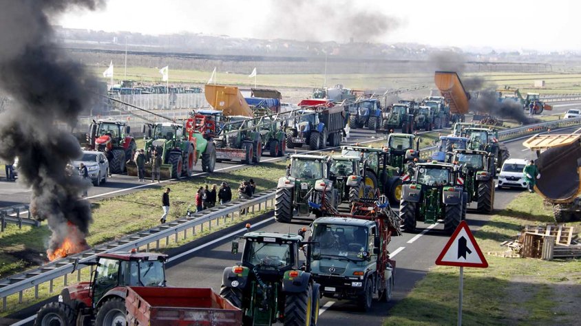 Tractors tallant l'A-2 a Fondarella