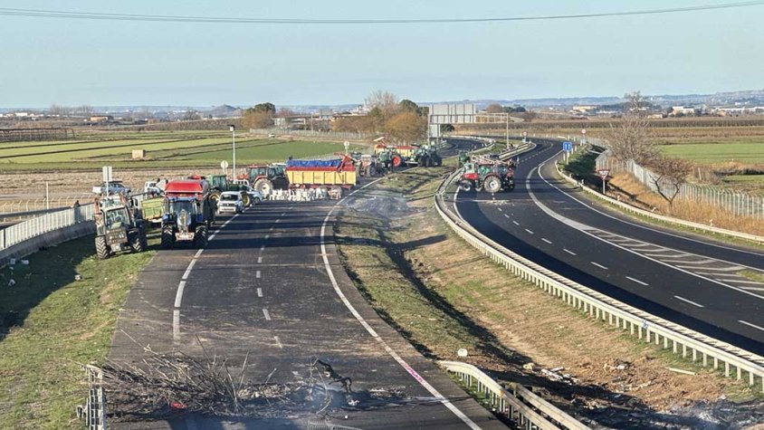Vista de l'A-2 aquest matí quan els tractors han començat a abandonar la calçada