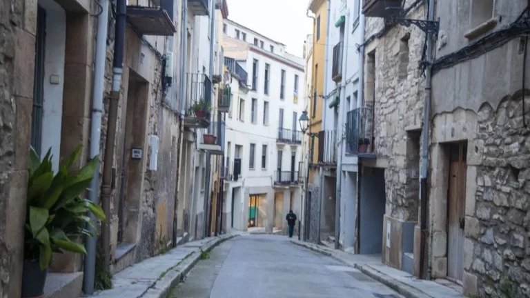 L’habitatge en què van robar es troba al carrer del Castell, al centre històric de la ciutat