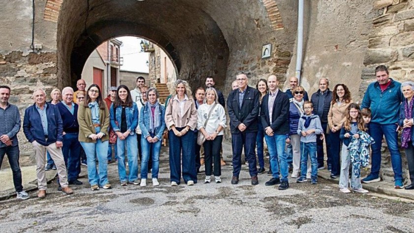 Veïns de la Donzell i membres del consistori després d’inaugurar la millora del camí d’Agramunt