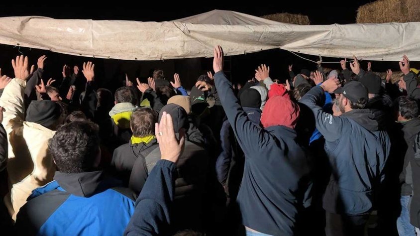 Moment de la votació en assemblea dels pagesos al tall de l'AP-7