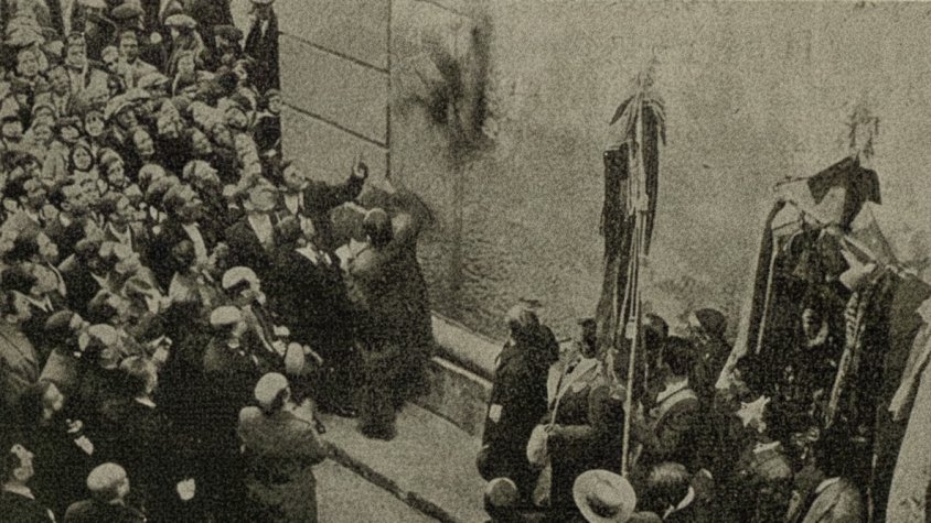 Francesc Fité, alcalde de la ciutat, destapa la placa que porta el nom de carrer Mestre Güell el dia 4 de desembre de 1932