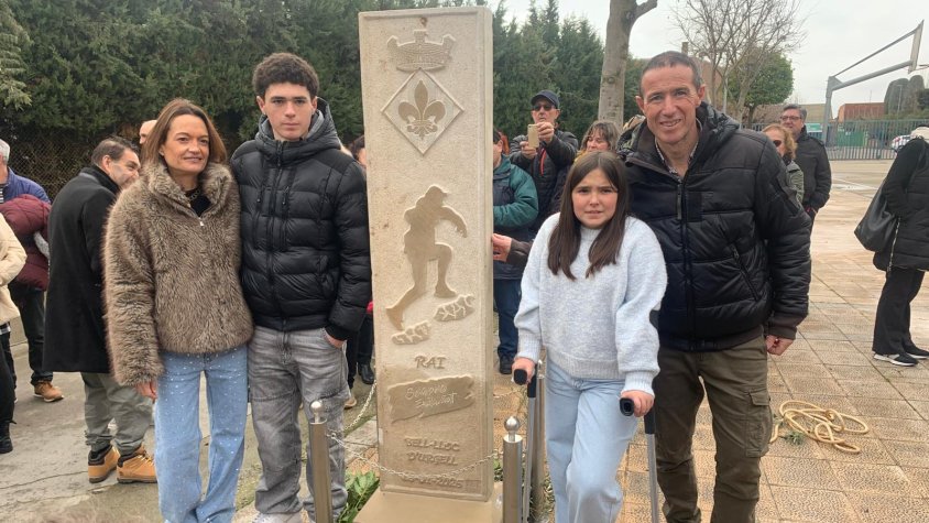 Raül Arenas i la seva família amb el monument
