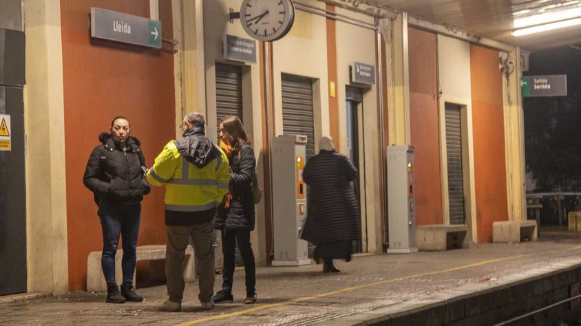 Un informador explica que usuaris de l'estació de Tàrrega que el servei de tren encara no s'ha restablert