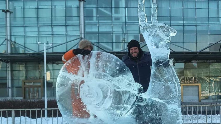 Jordi Claramunt i Abel Pruñonosa mostrant l’escultura de gel