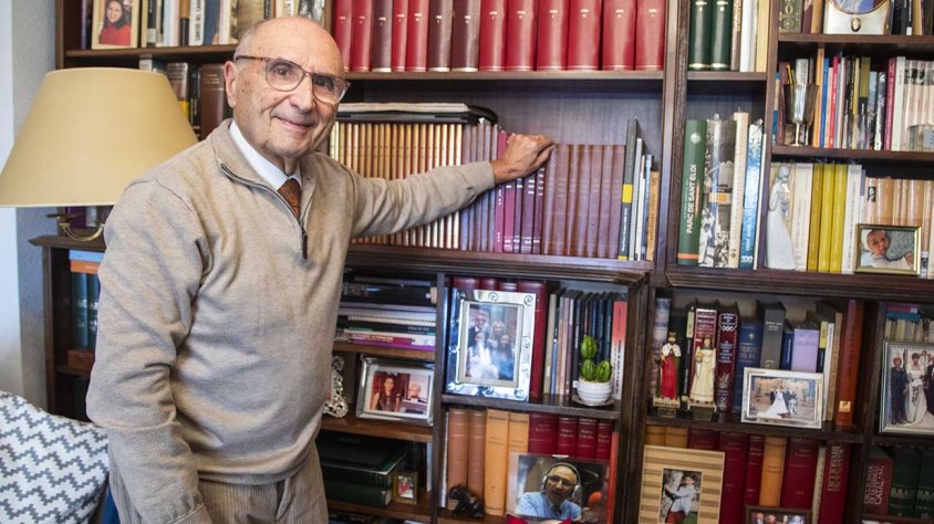 Josep Castellà mostrant els articles publicats a 'Nova Tàrrega' enquadernats