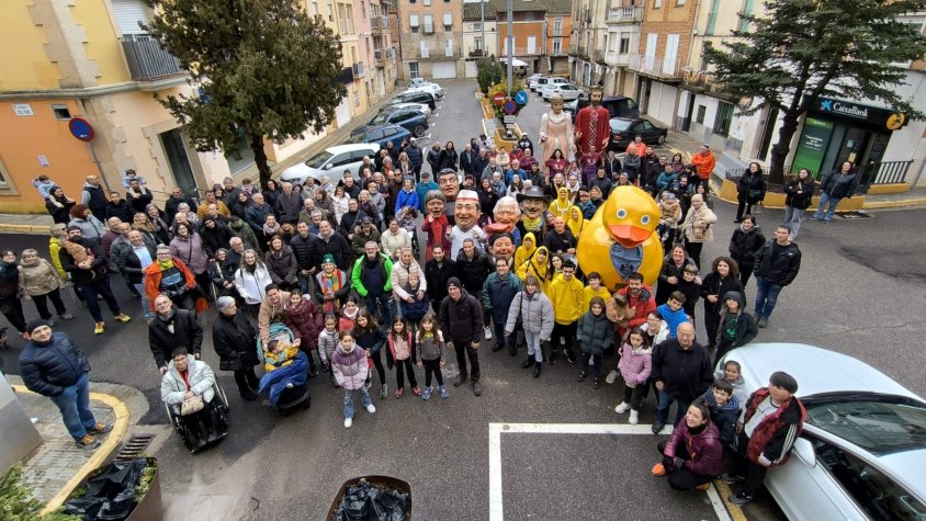 Foto de grup de la cercavila-homenatge a Raül Arenas davant l'ajuntament de Bell-lloc