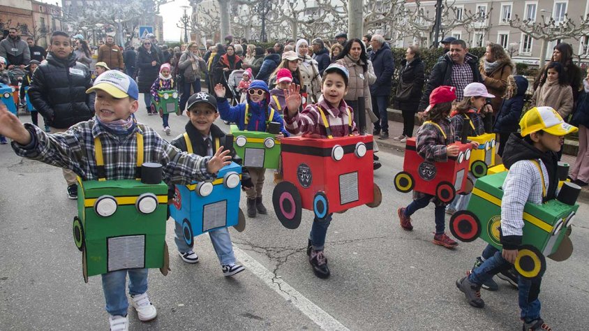 L'escola Jacint Verdaguer va posar l’accent en la necessitat i importància del relleu generacional al camp amb uns tractors molt simpàtics