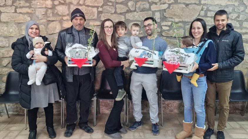 Els tres nadons nascuts a Castellserà l’any passat amb els seus pares i el detall del consistori