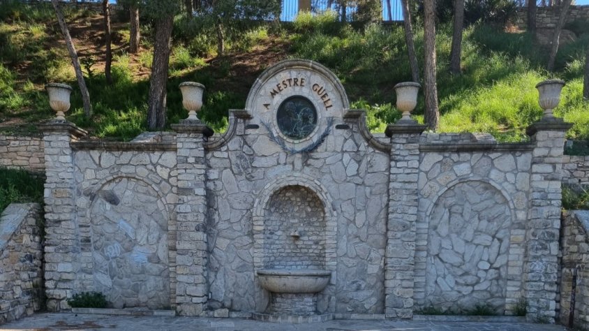 Conjunt de plaça i medalló situats al parc de Sant Eloi, en homenatge al Mestre Güell. Fou inaugurat el 16 de novembre de 1952