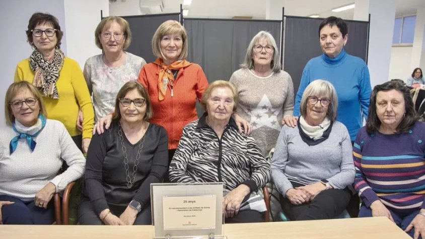 La junta de l’entitat, amb la placa commemorativa pel 25 aniversari