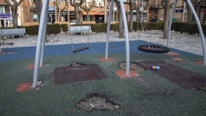 El paviment de cautxú està molt desgastat