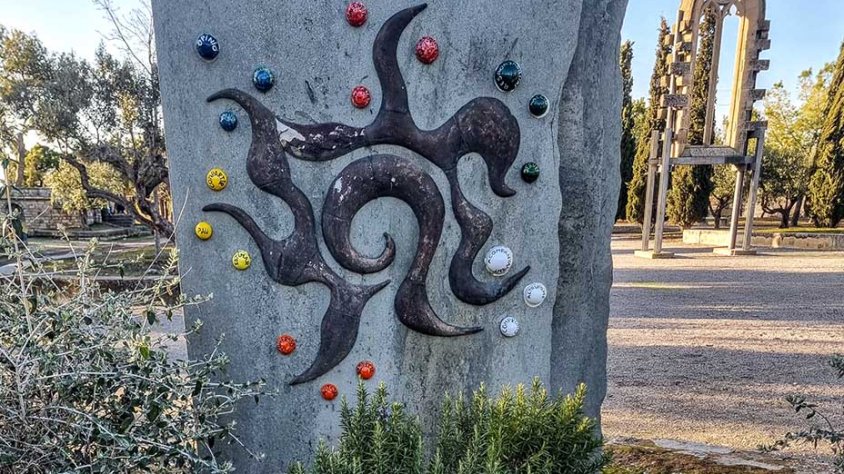 Parc de Sant Eloi. Monòlit dedicat als 50 anys de l'Agrupament Escolta i Guia Mestre Güell - Roger de Llúria