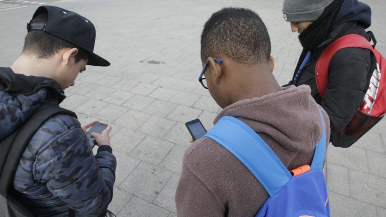 Adolescents amb mòbils