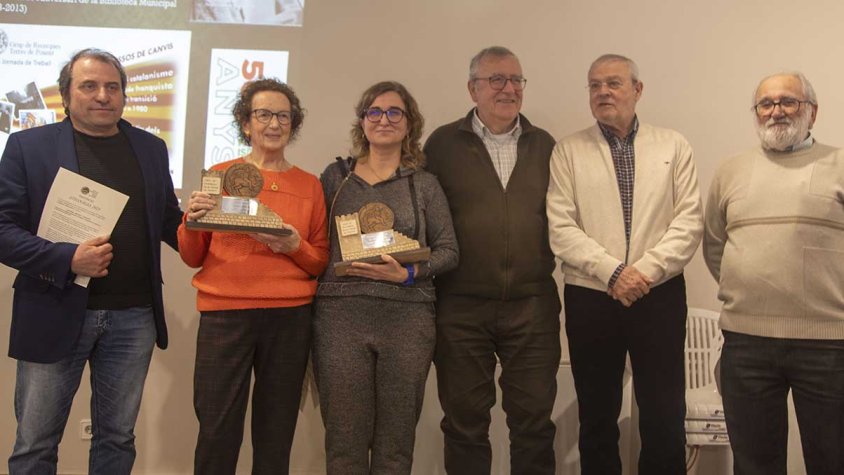 Àgueda Busto i Maria (filla de Jaume Massana, que estava ingressat a l’hospital), amb el guardó