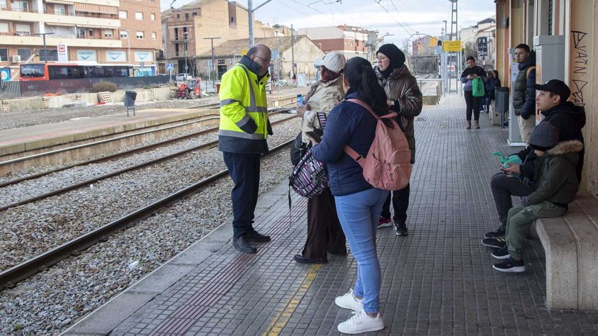Un informador adverteix els usuaris que no circulen trens a Tàrrega