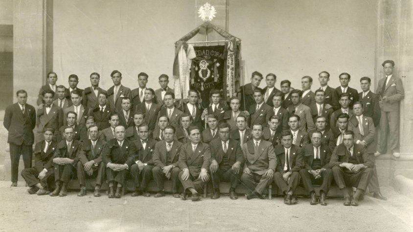 Foto de família dels membres de La Lira Tarregense, feta als claustre de l'Escola Pia