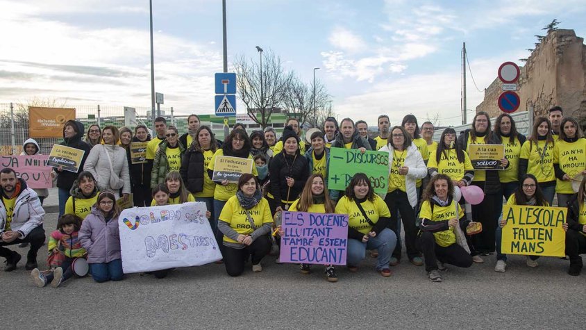 Un grup de docents tallant l'avinguda Ondara