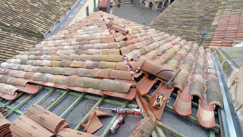 Col·locació de les teules al vessant del carrer del Carme
