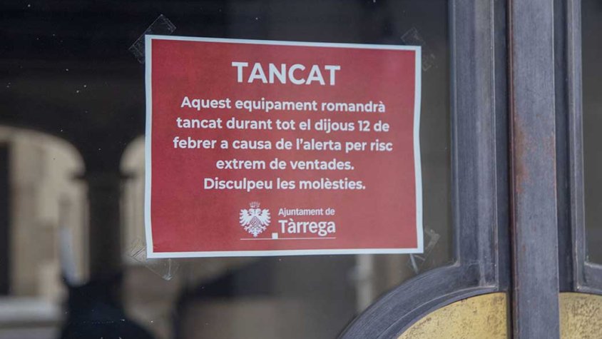 Cartell a les portes del Museu Tàrrega Urgell informant del tancament d'aquest dijous