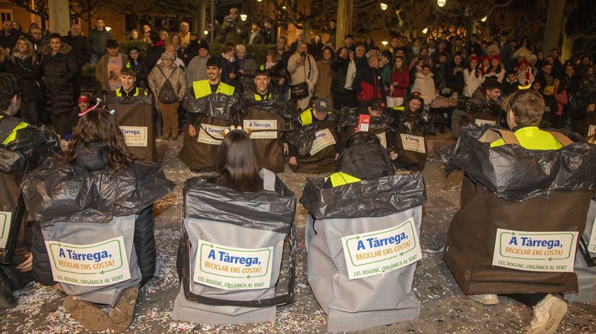 Una comparsa criticava la recollda de brossa amb el sistema porta a porta