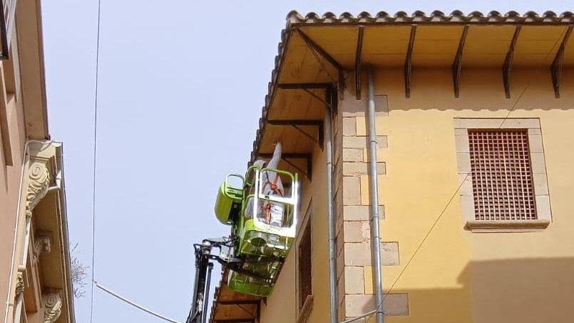 Operaris pintant part de la façana del Museu Tàrrega Urgell