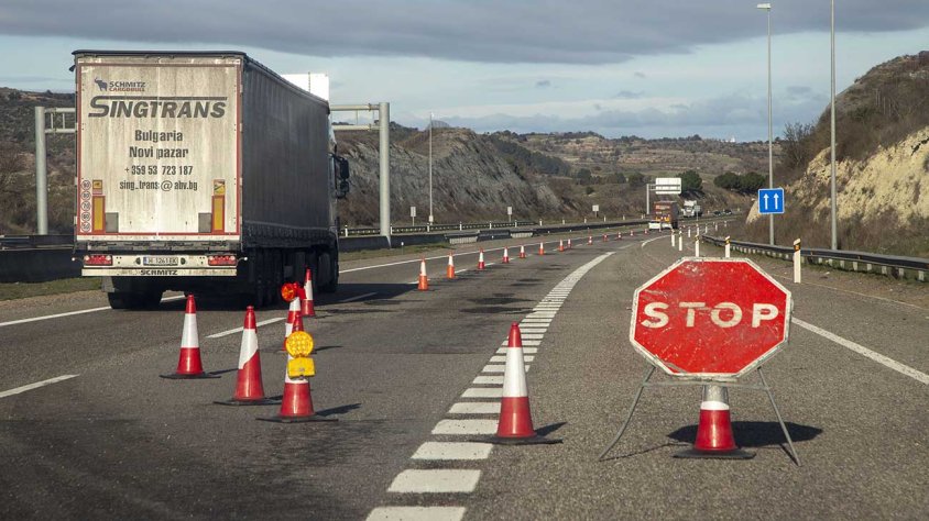 Des de divendres a la nit hi ha un carril per sentit tallat en el tram de l'A-2 entre Cervera i Ribera d'Ondara
