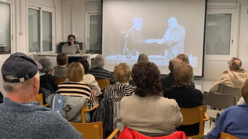 La regidora Amanda Cardona presentant la programació