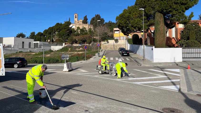 Operaris treballant a la zona dels carrers de les Santes Espines i Mestre Amigó