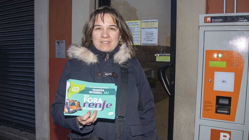 Anna Maria Farré amb el material informatiu de Junts