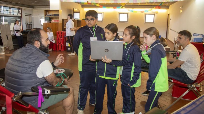 Alumnes de la Pia fent una enquesta a donants