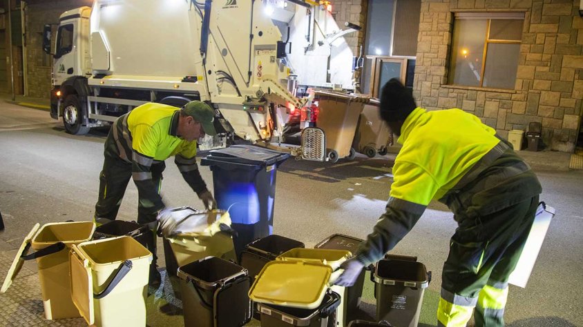 La recollida domiciliària va començar ahir a la nit amb les fraccions d’orgànica i paper i cartró